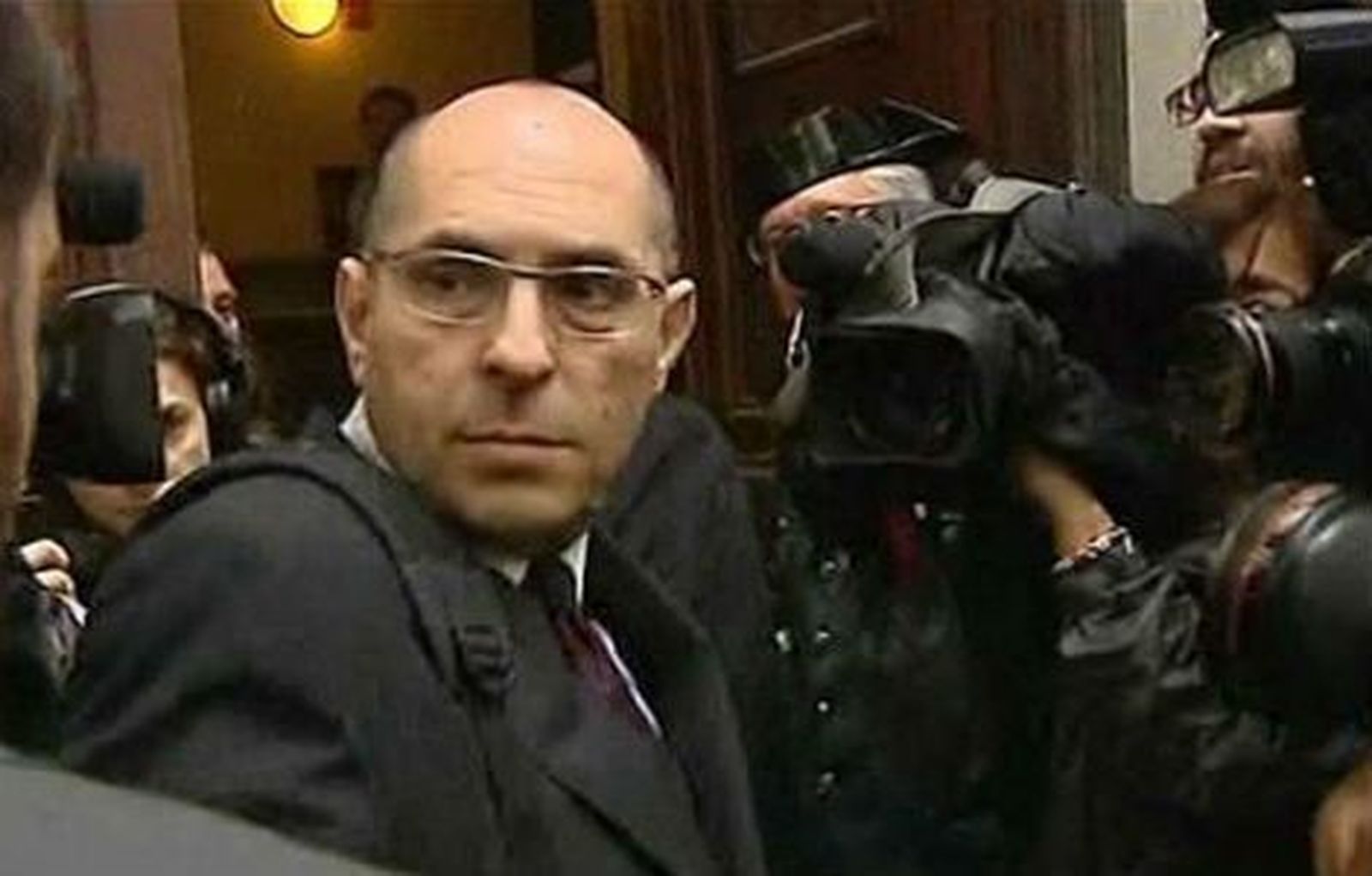 El juez Silva trata de retrasar el inicio del juicio  con la renuncia de su abogado a defenderle