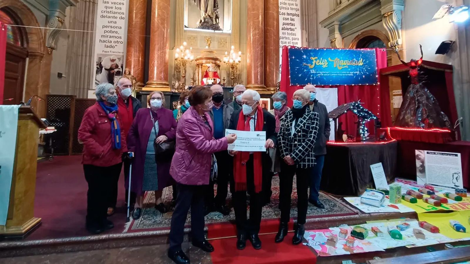 Momento de la donación del dinero a la ONG del Padre Ángel en la Iglesia de San Antón de Leganés para ayudar a reconstruir La Palma