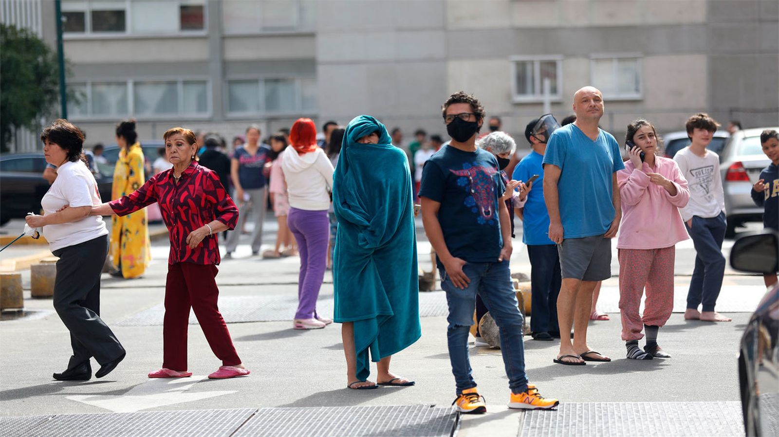 Personas en la calle en diferentes lugares de la ciudad de México