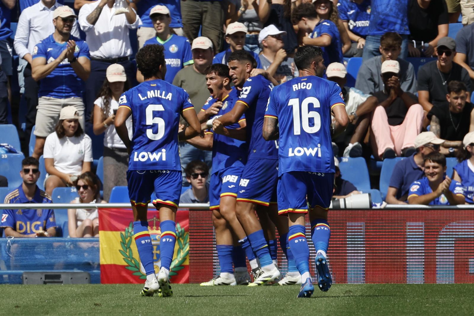 Jugadores del Getafe celebran un gol ante el Oviedo