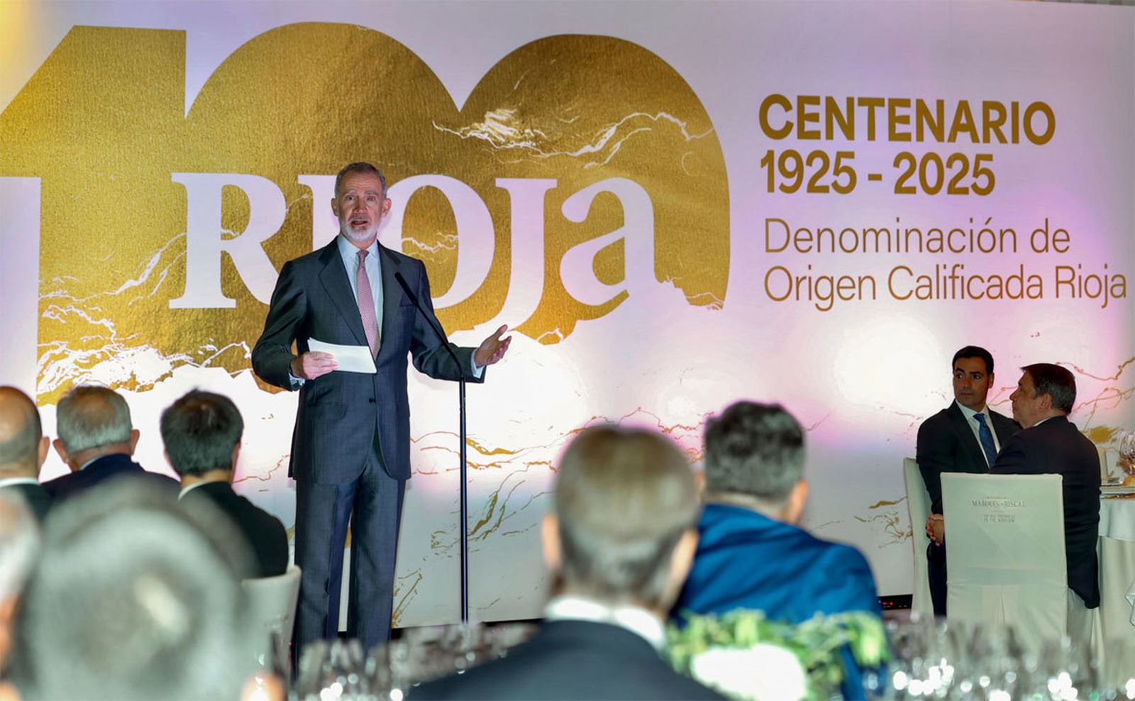 Felipe VI brinda por los 100 años de la denominación de origen Rioja "y por cuidar y cultivar su futuro"