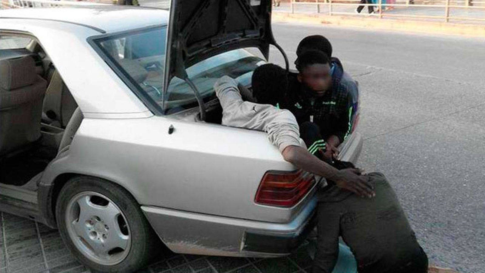 Conductor kamikaze entra con 5 inmigrantes en Melilla y 2 agentes son heridos