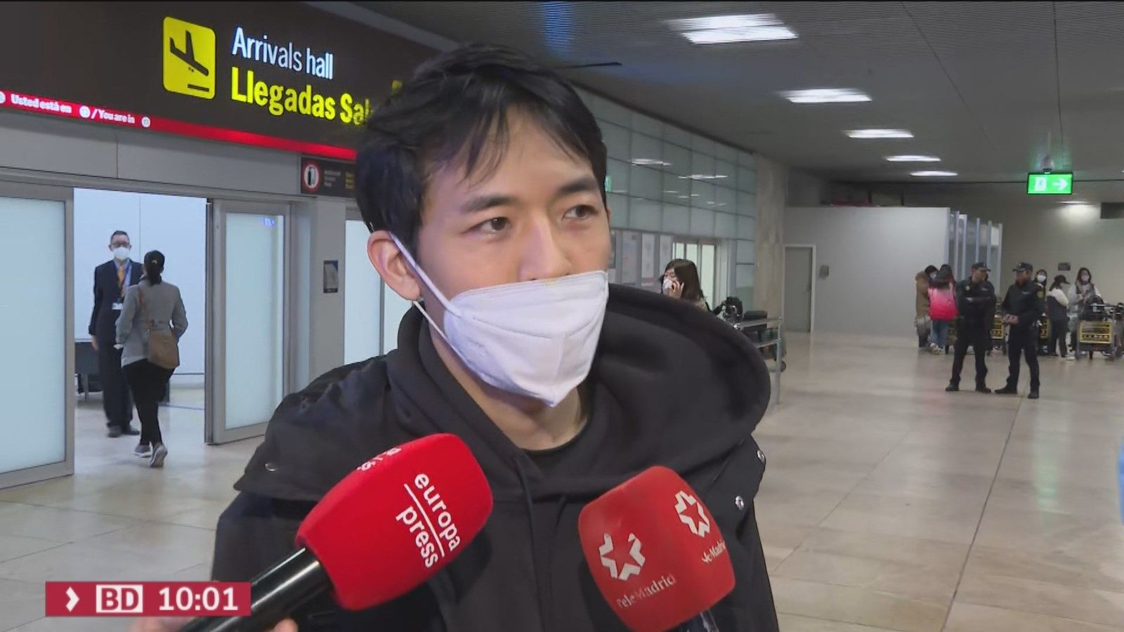 Controles sanitarios en el aeropuerto de Madrid Barajas ante la llega de aviones procedentes de China