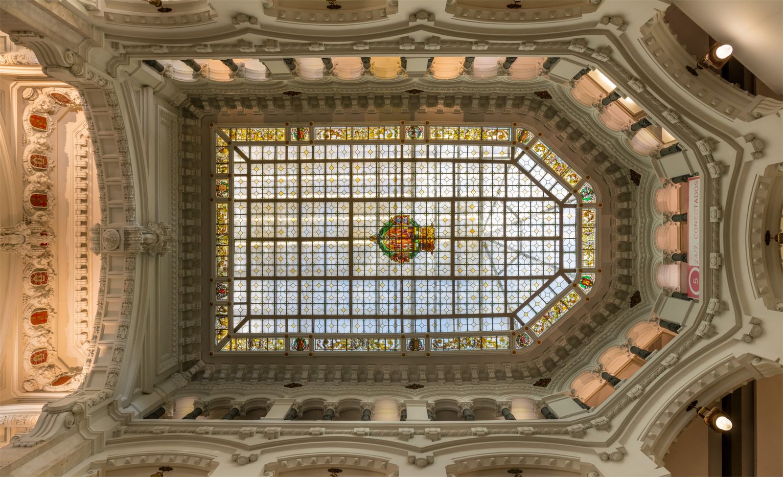 Vidriera del Palacio de Comunicaciones, sede de la Alcaldía de Madrid