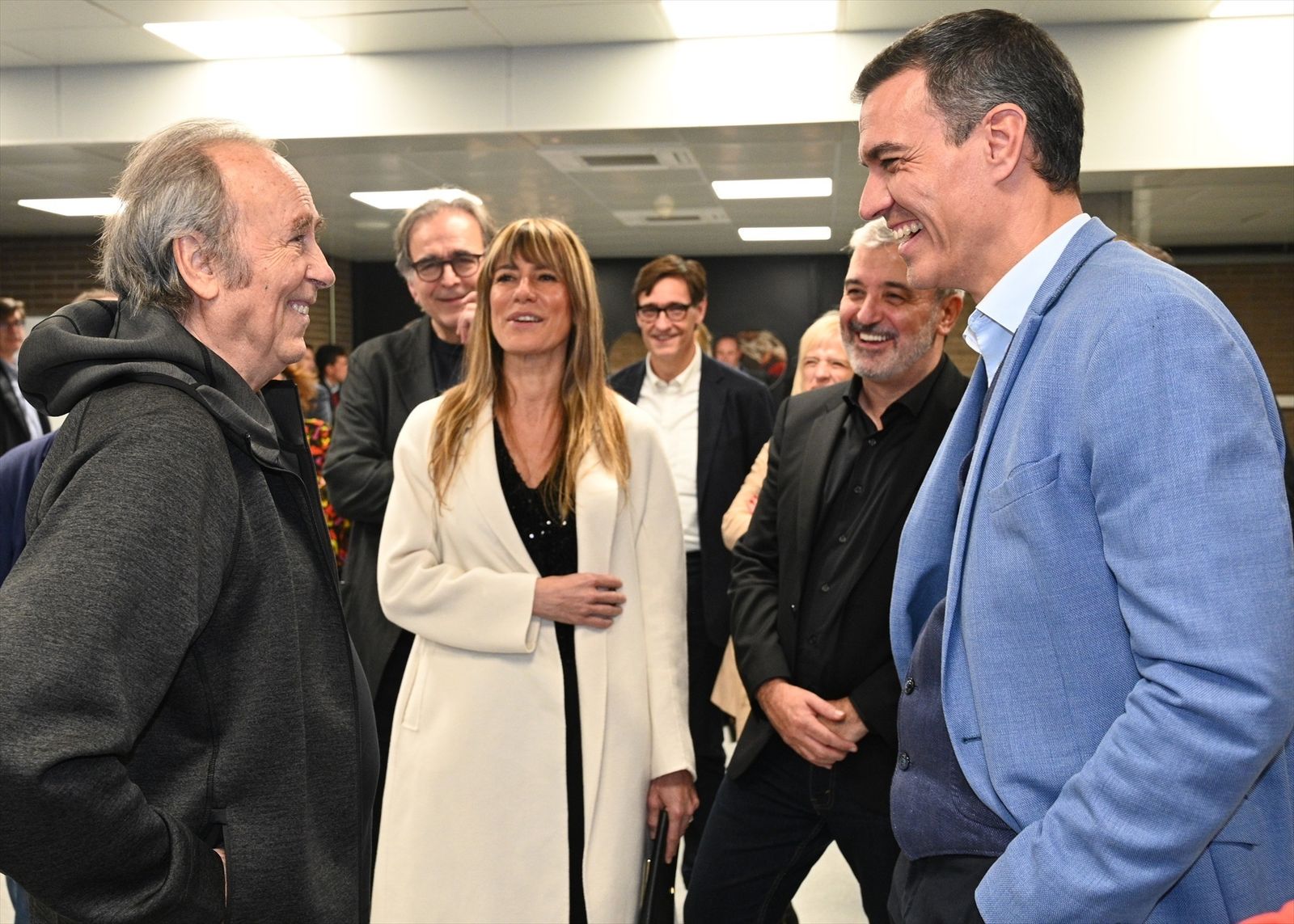 El presidente del Gobierno, Pedro Sánchez, con el cantautor Joan Manuel Serrat en su último concierto