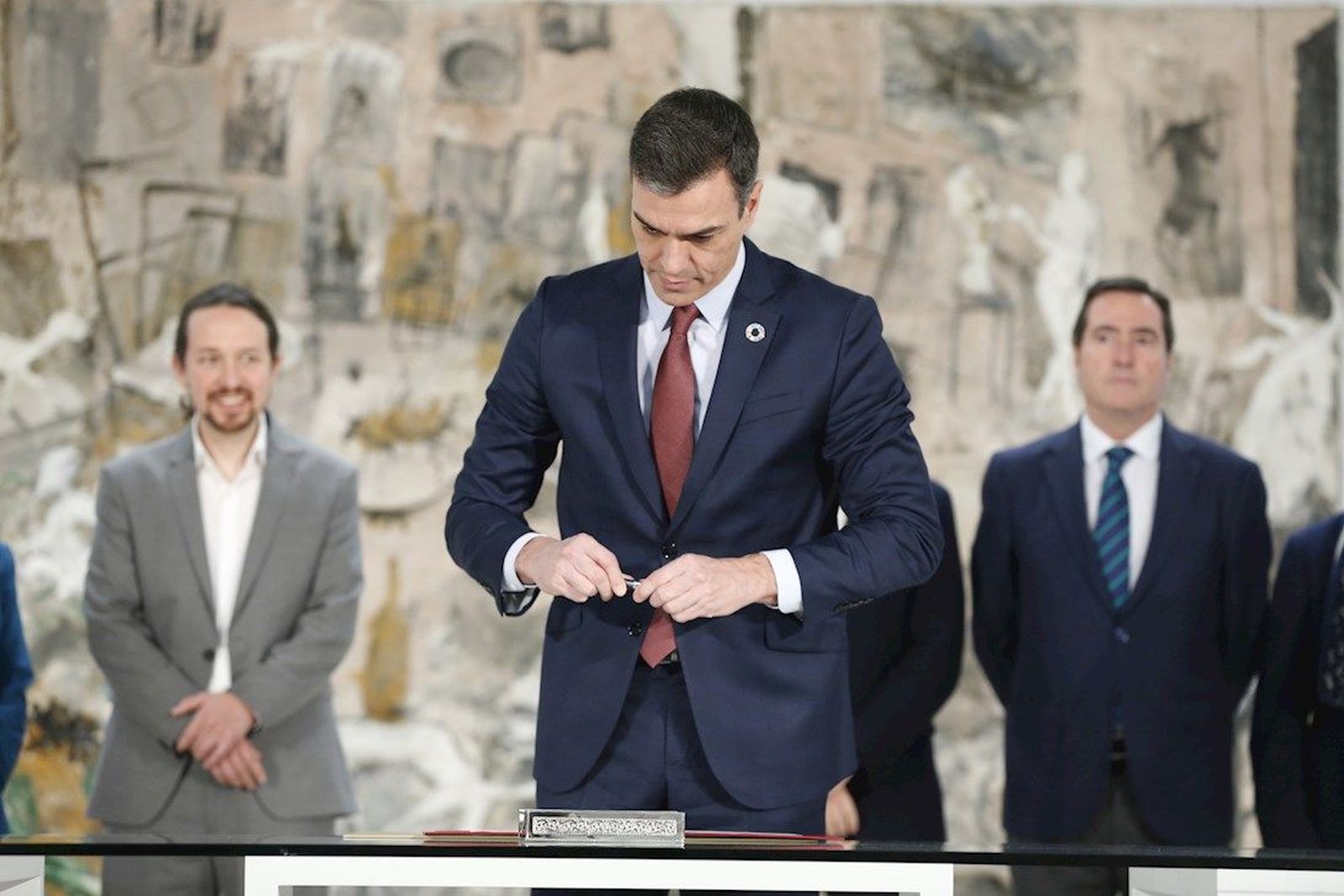 Sánchez e Iglesias firman con sindicatos y empresarios la subida del salario mínimo a 950 euros