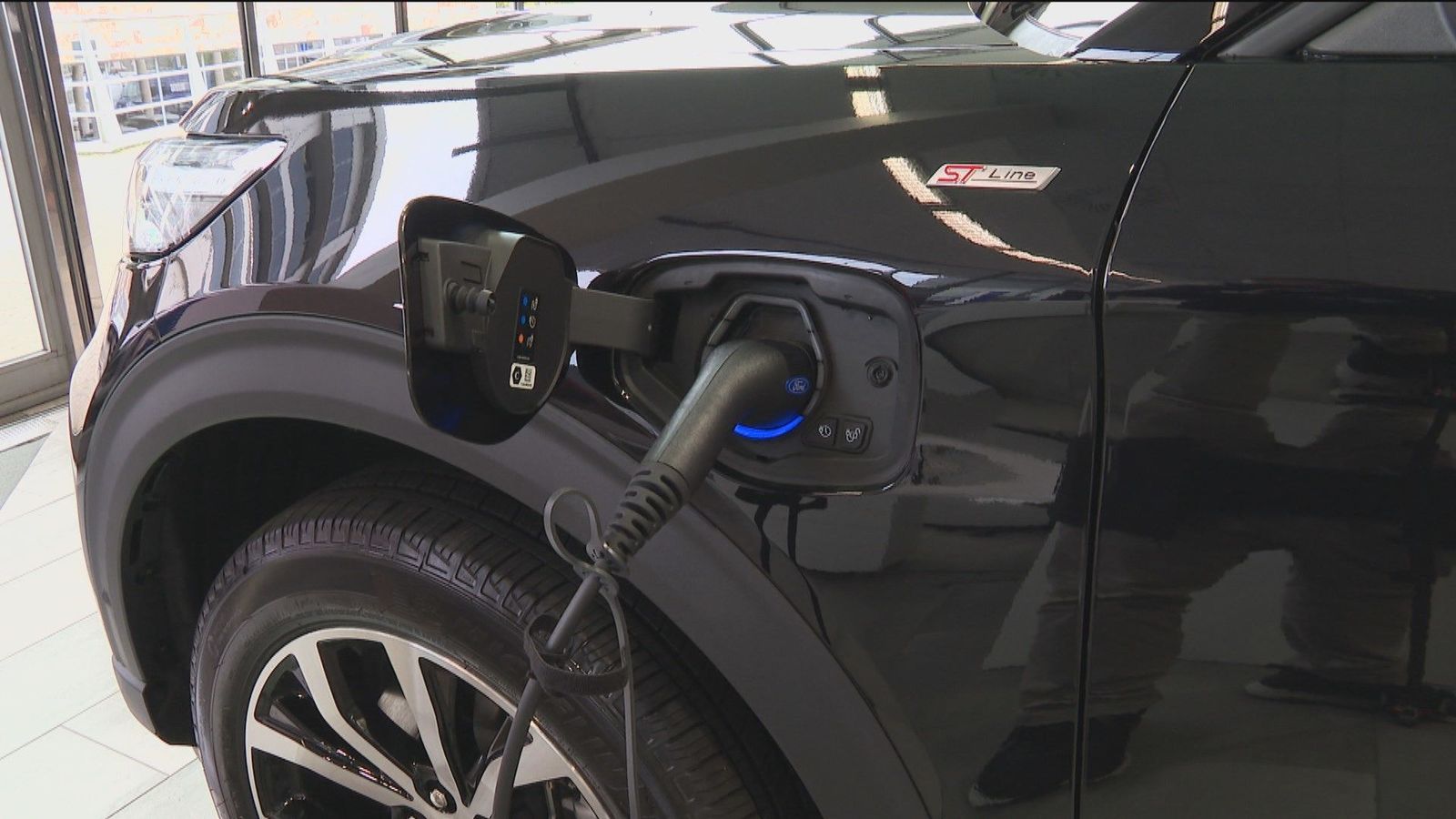 Dudas, precio y sin posibilidad de cargarlo: el coche eléctrico no despega en España