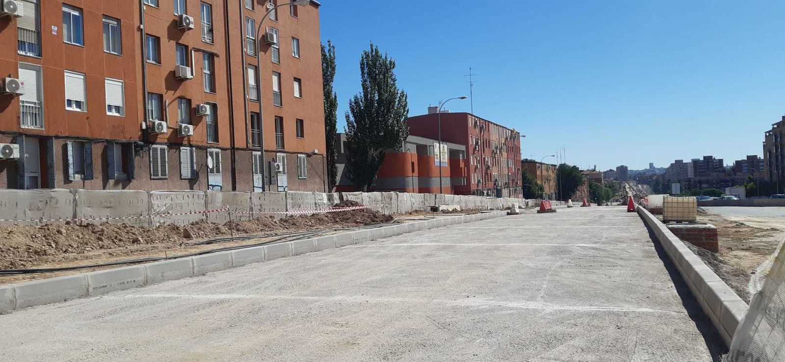 Plataforma del Paseo Verde Suroeste ejecutada próxima a viviendas y un centro escolar