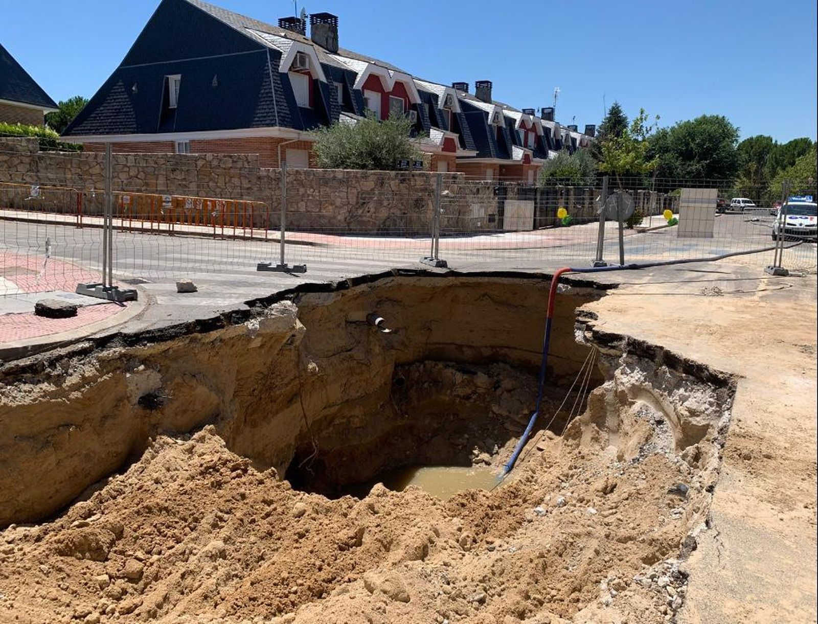Socavón en una calle de Arroyomolinos