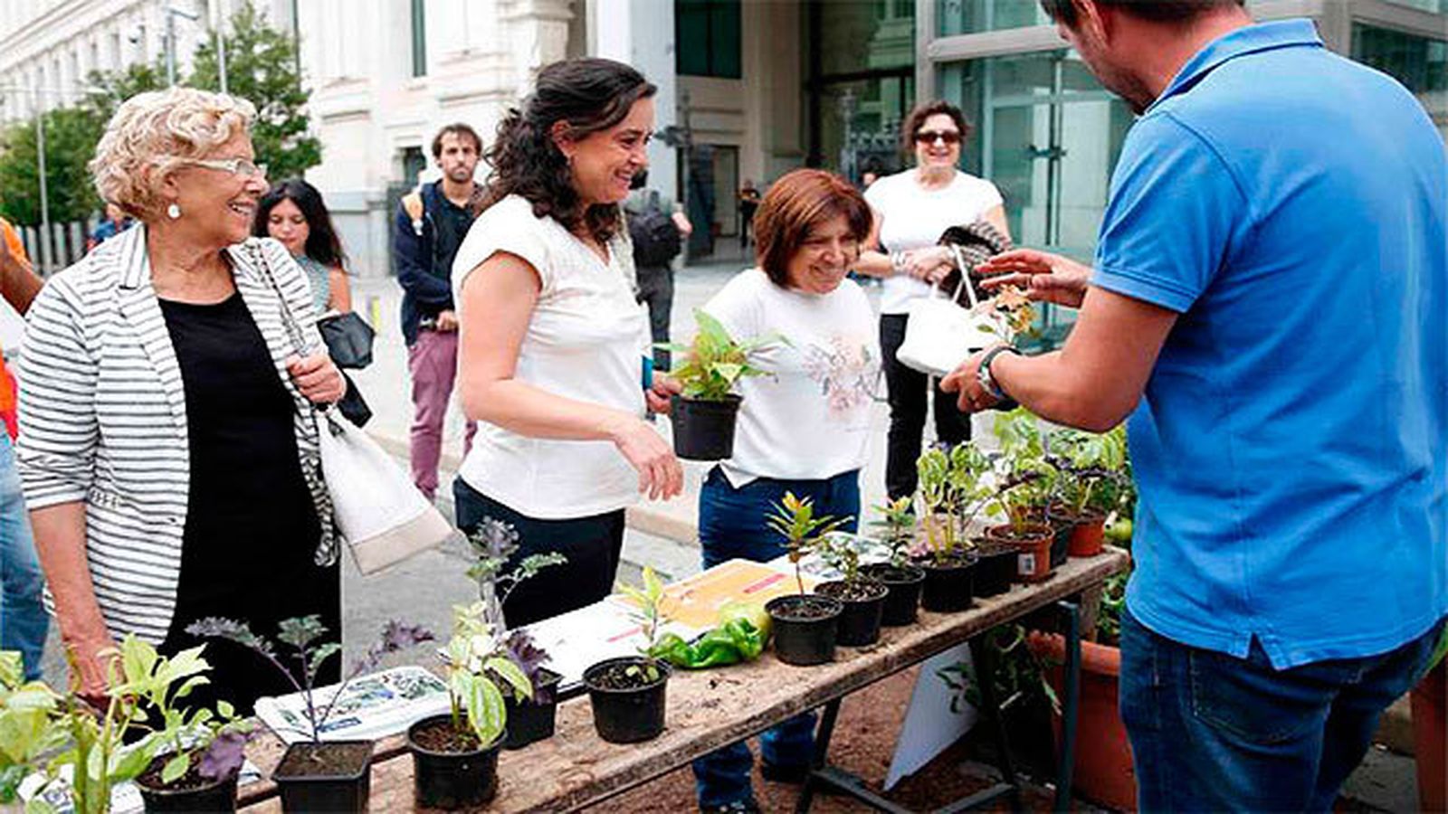 La alcaldesa, Manuela Carmena, asiste al Parking Day