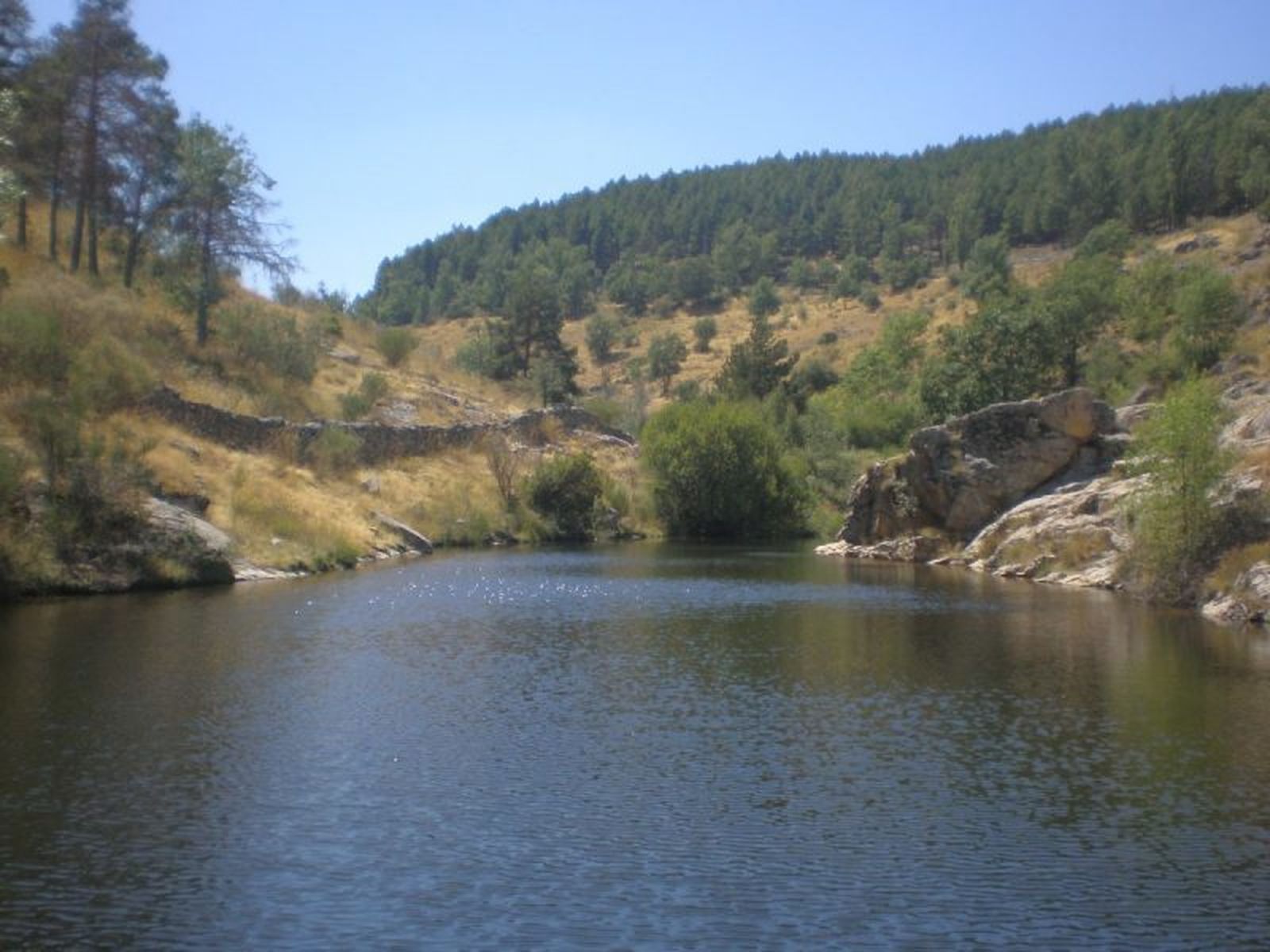 PRESILLA DE CANENCIA. DÓNDE:  A-1 desde Madrid hasta la salida 69, y luego desviarse a la M-629. Dirección: 28743 Canencia. HORARIOS DE APERTURAS:  Acceso todos los días las 24 horas. TARIFAS:  Gratuita.  Aparcamientos gratuitos sin vigilancia. CARACTERÍSTICAS: No tiene vigilancia, pero cuenta con baños, mesas para comer y zona de juegos infantiles.