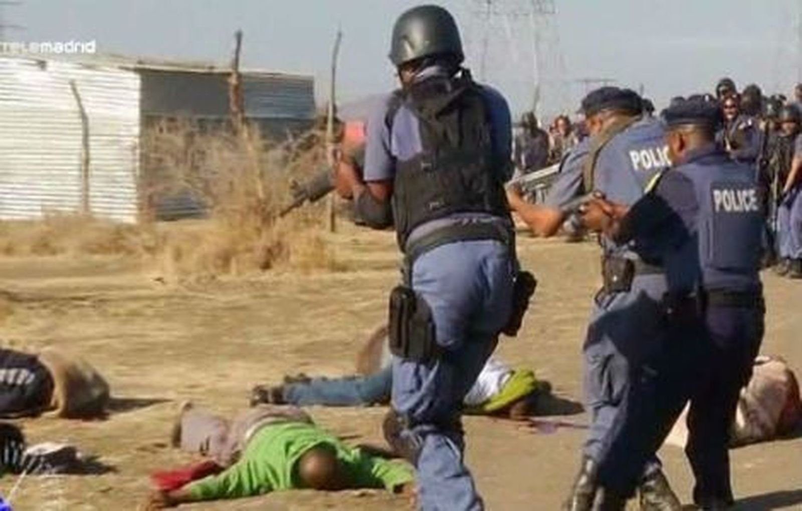 Al menos 30 mineros en huelga mueren en Sudáfrica por disparos de la Policía