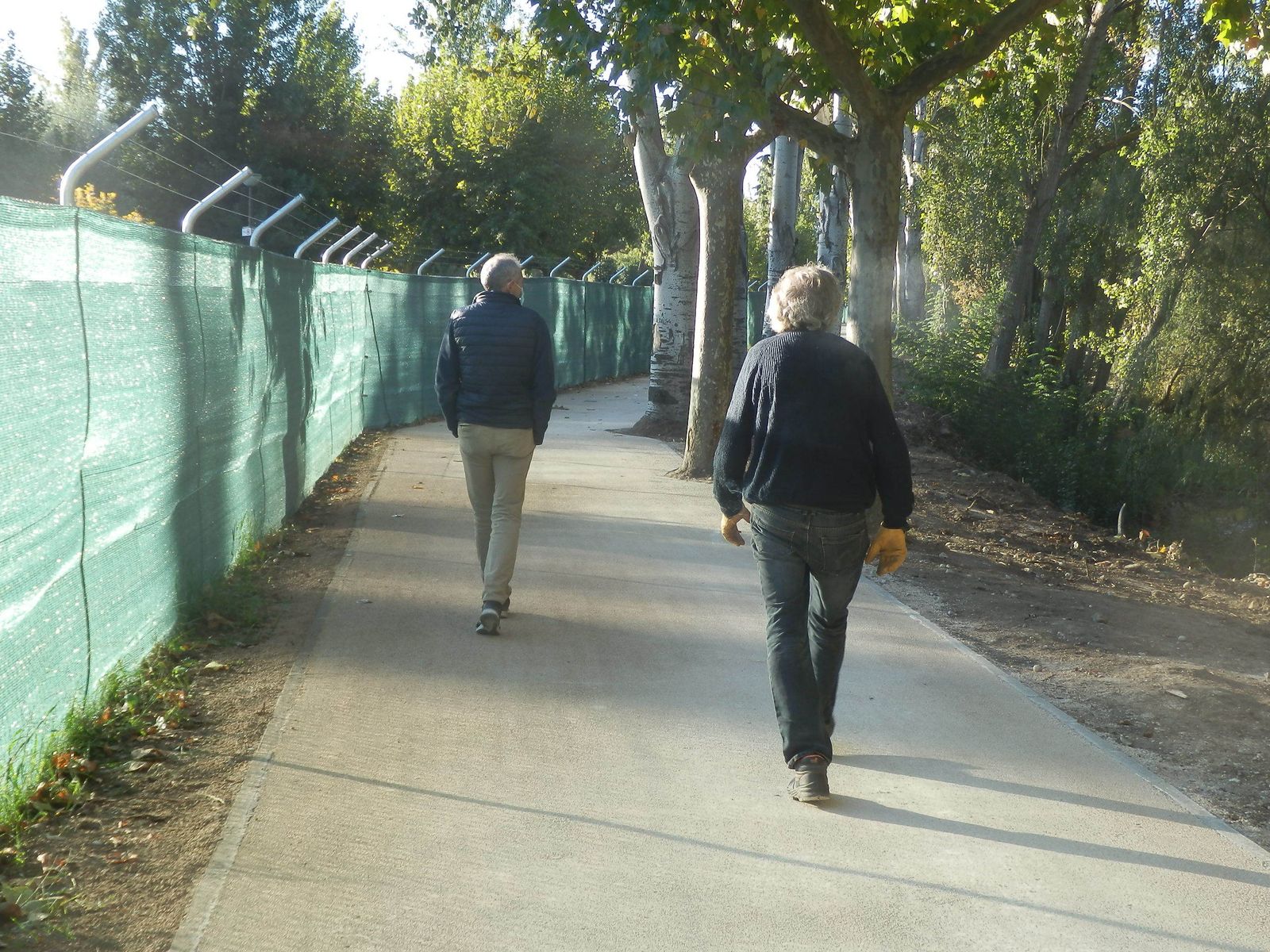 Caminantes por el tramo acondicionado de la ruta