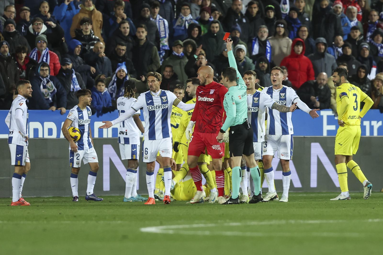 El colegiado muestra cartulina roja al jugador del Leganés Óscar Rodríguez