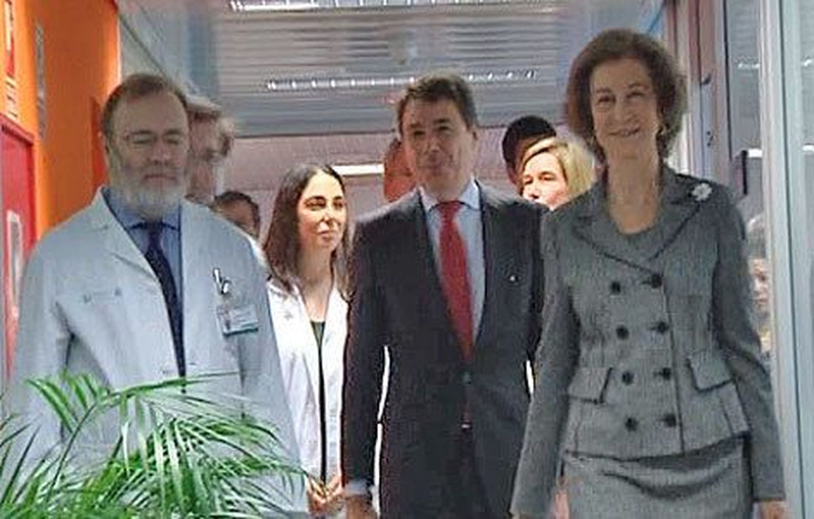 La Reina visitó el Instituto de Genética Médica y Molecular del Hospital La Paz