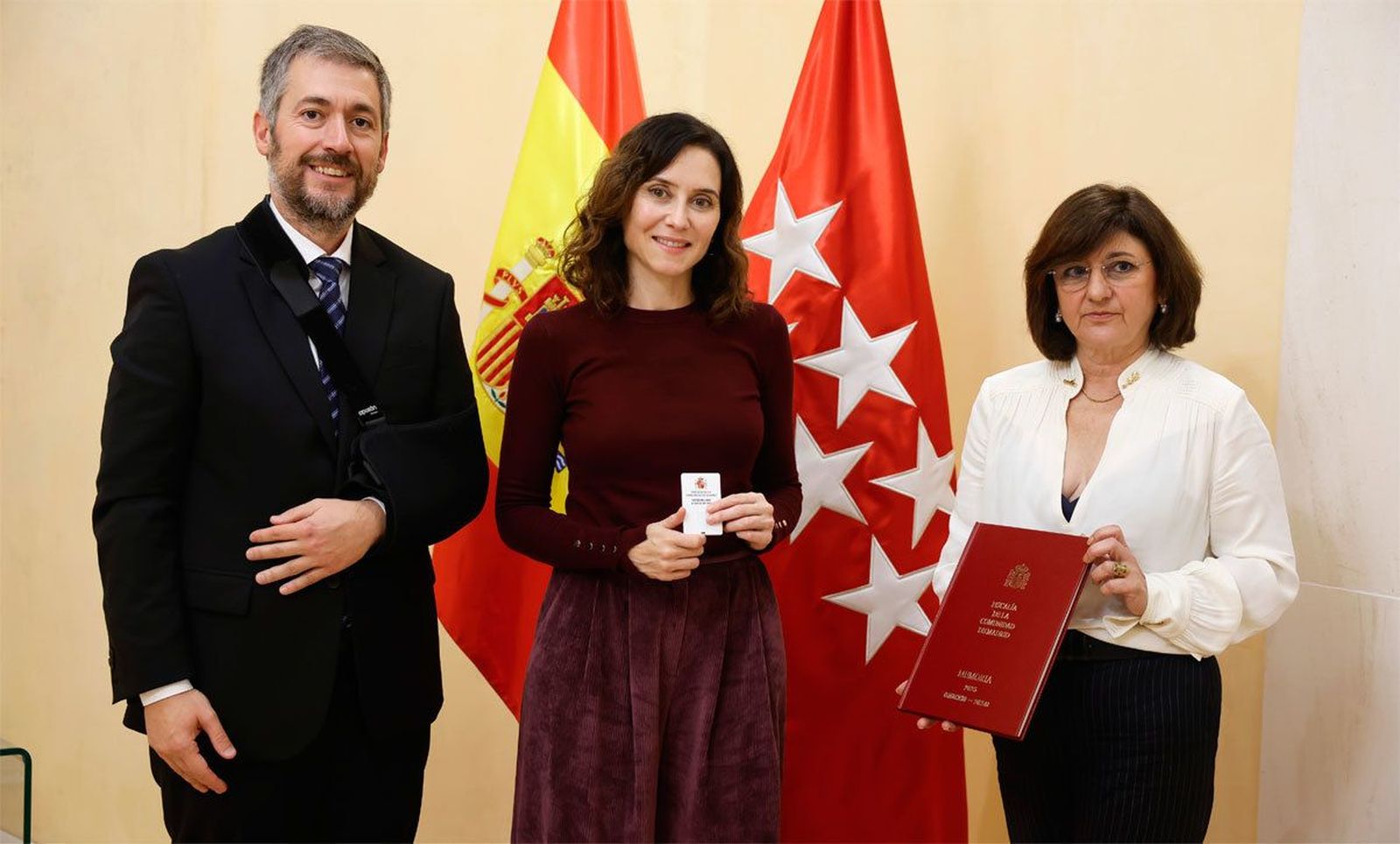 Ayuso recibe la memoria de actividades de la Fiscalía de Madrid