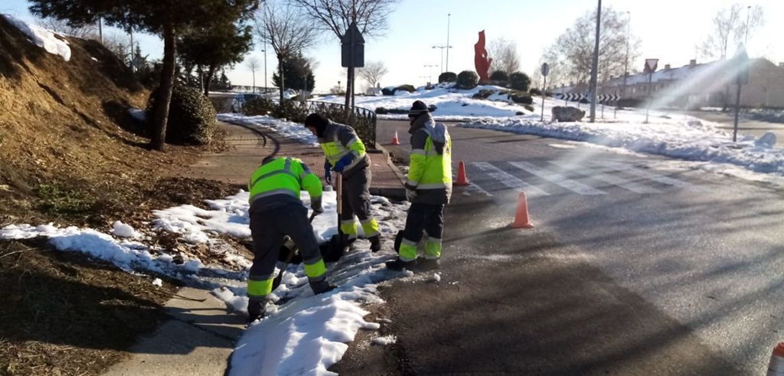 Operarios leganenses limpian de nieve las rejillas de los arcenes