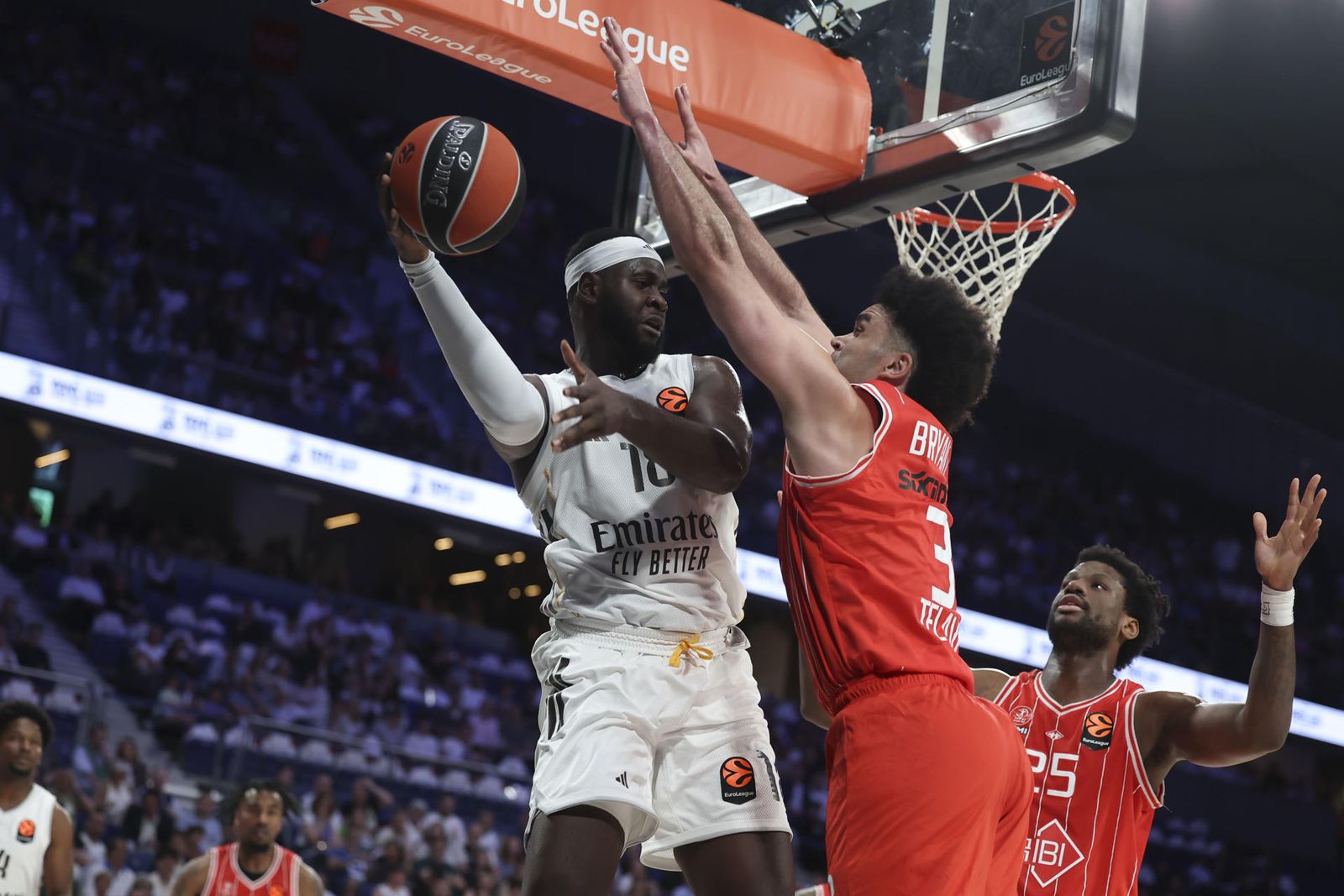 Garuba ante el Hapoel