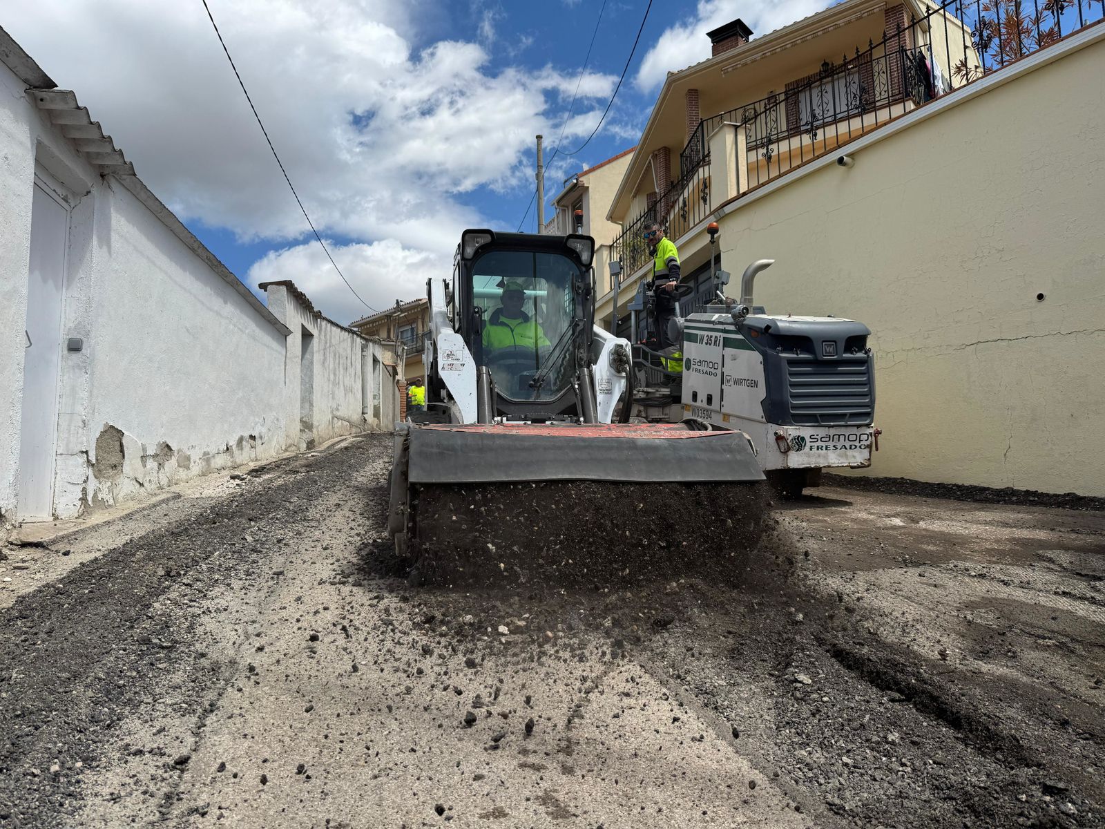 Fresado previo al asfaltado en las calles de Perales de Tajuña