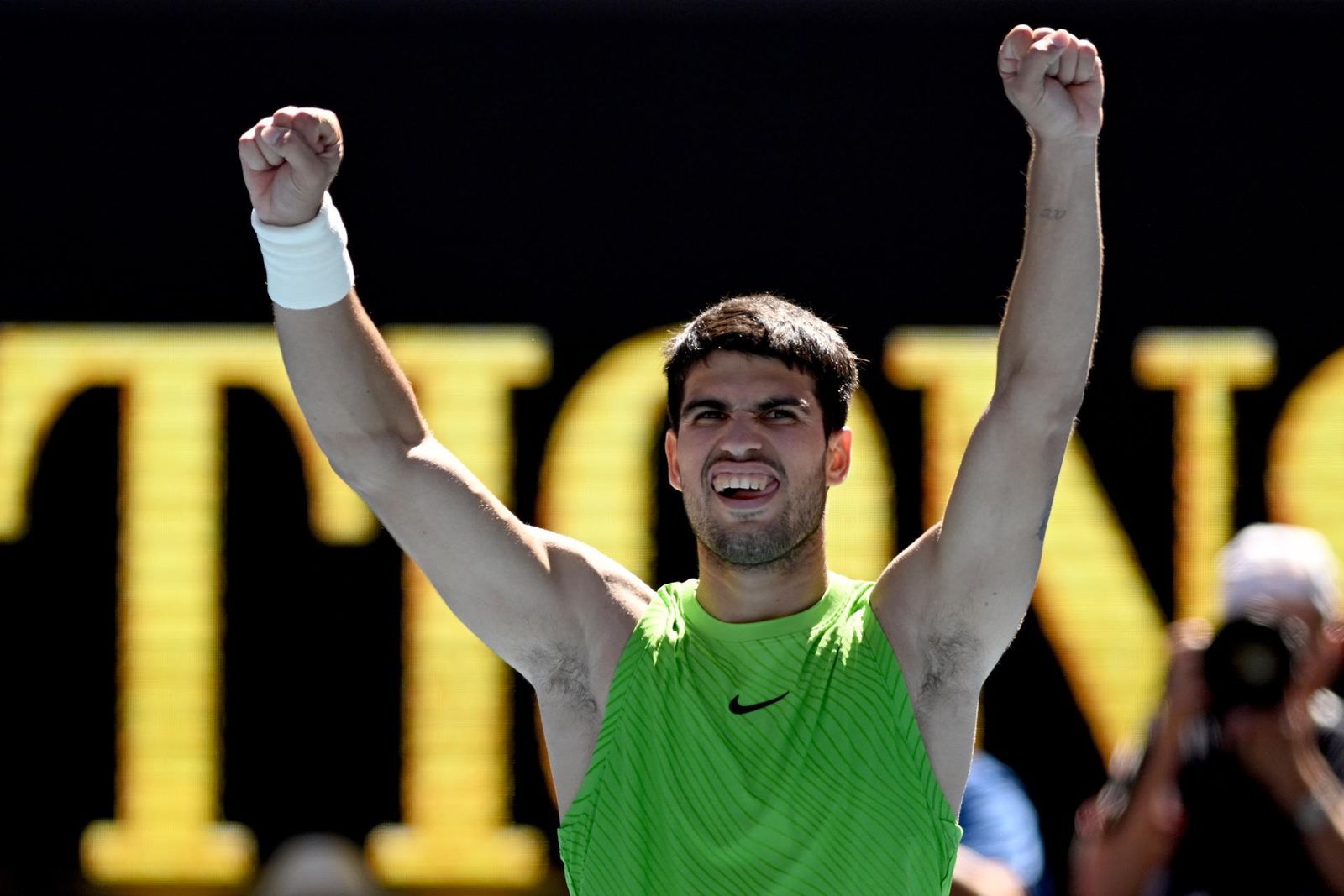Alcaraz celebra su victoria sobre Moutet en el Open de Australia