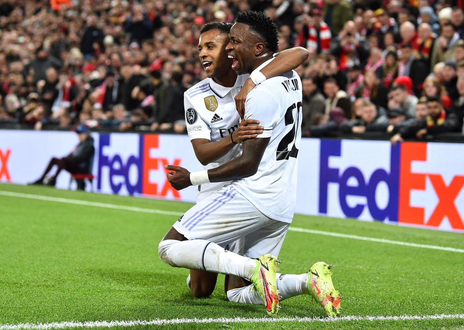 Vinicius y Rodrygo celebran un gol ante el Liverpool en la Champions League