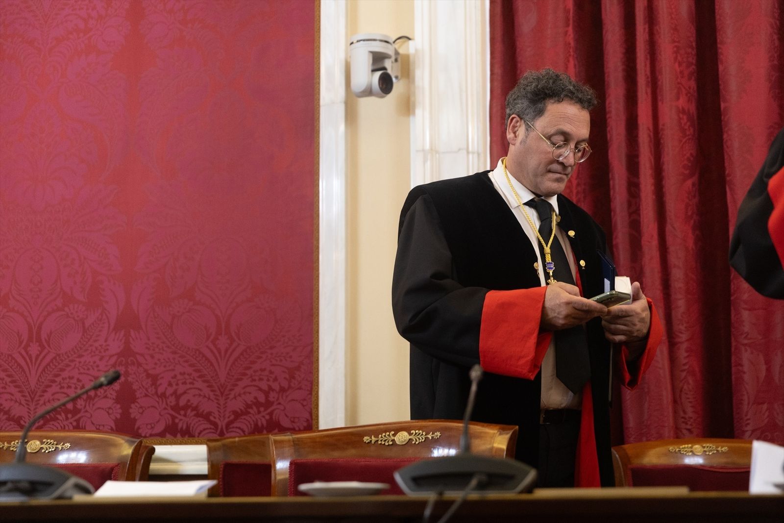 El juez consulta a la UCO si puede recuperar los mensajes de dos móviles del fiscal general