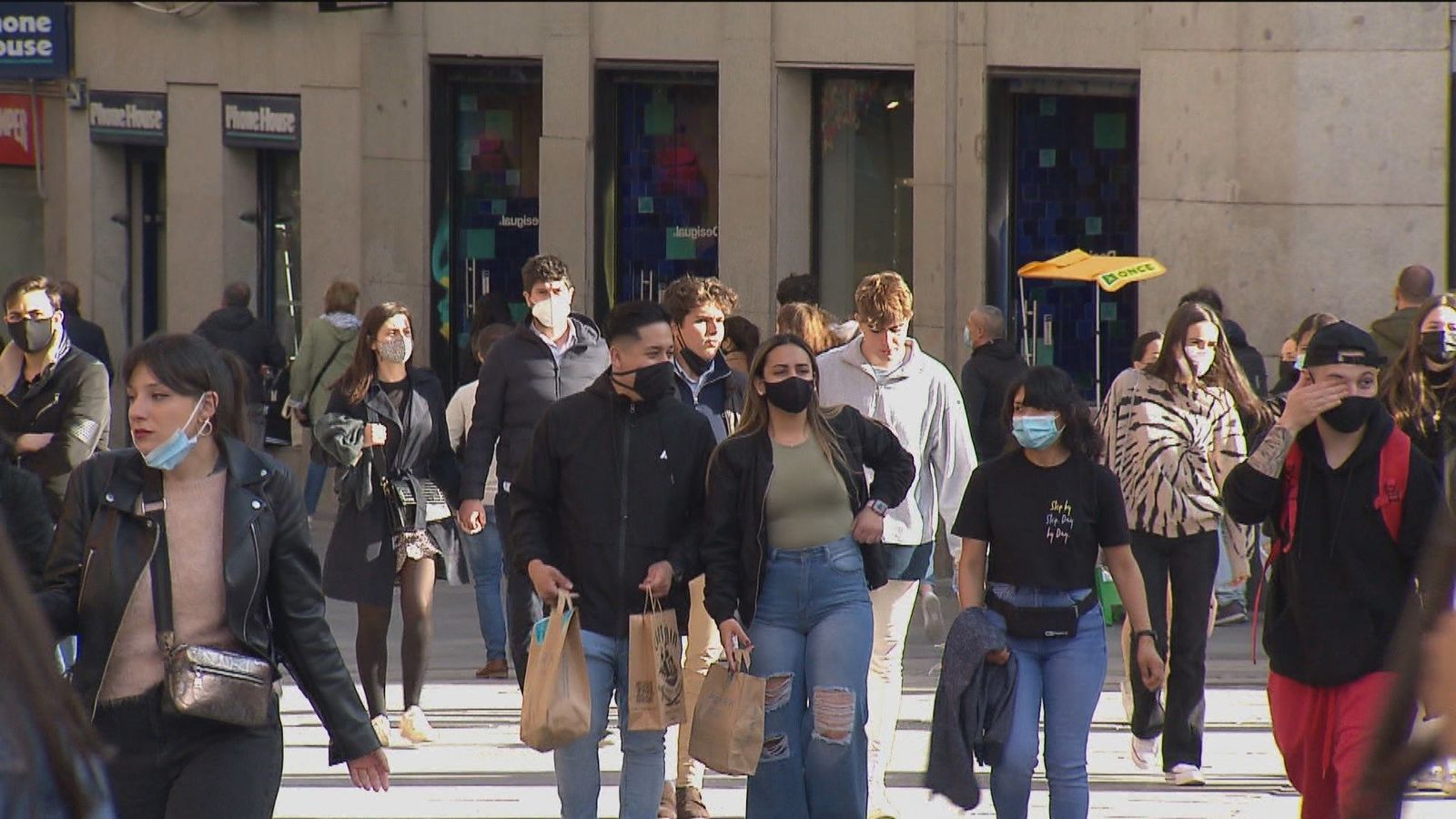 Padres e hijos se preparan para dormir menos al decaer el estado de alarma