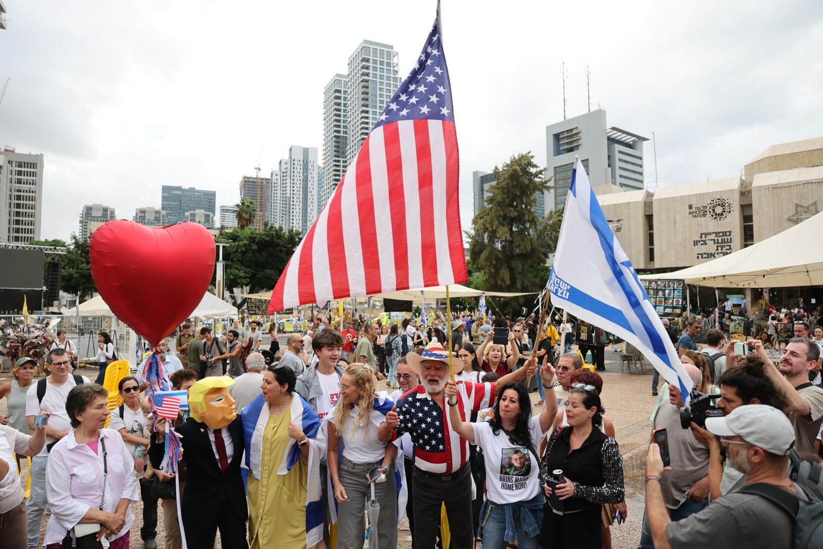 Celebraciones en Tel Aviv tras el anuncio del acuerdo entre Israel y Hamás sobre el plan de paz para Gaza