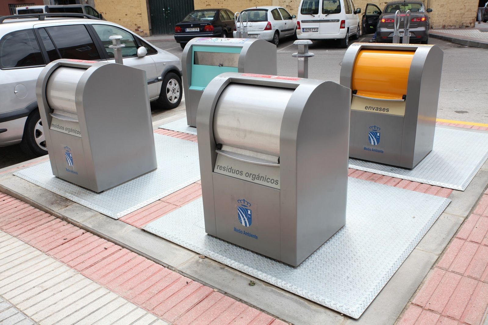 Buzones de contenedores subterráneos en una calle de Fuenlabrada