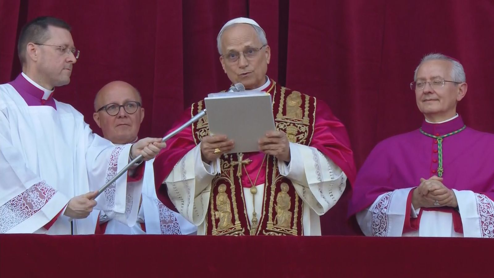El cardenal Provest, ya como León XIV, se dirige por primera vez a la Plaza de San Pedro