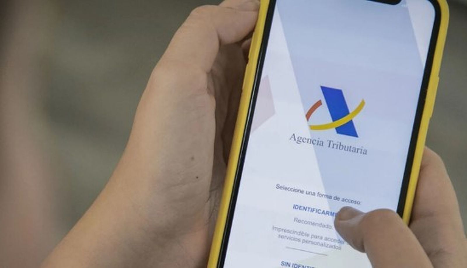 Los gestores administrativos recogen firmas contra las notificaciones a deshoras de la Agencia Tributaria y Seguridad Social