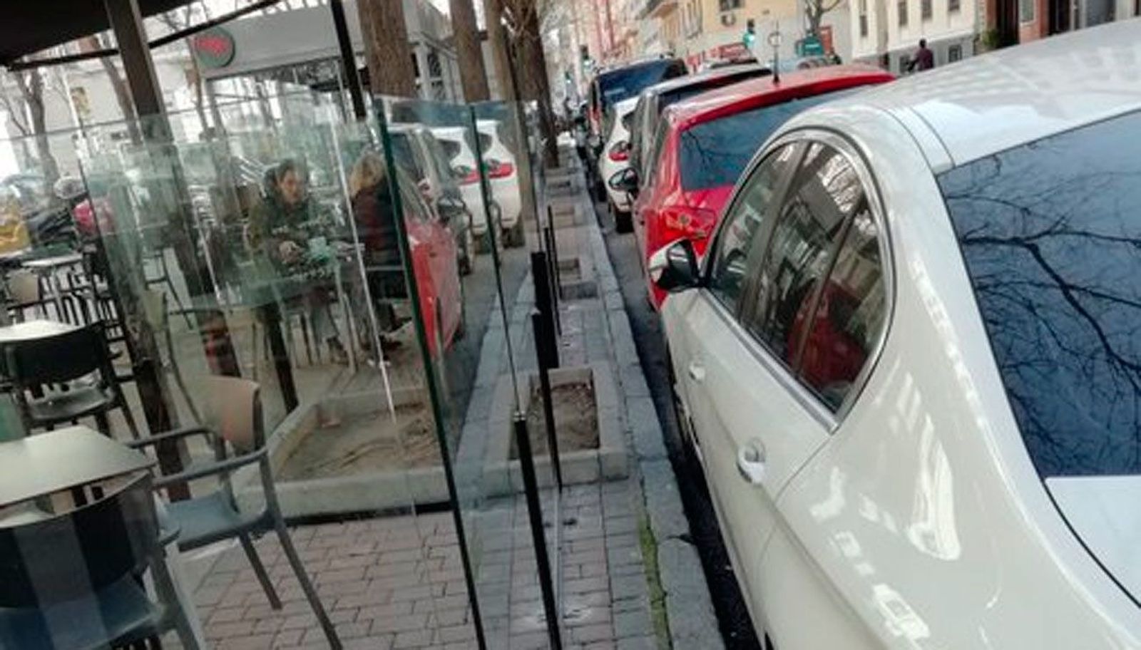 Vecinos denuncian la ocupación por las terrazas de la calle Ibiza sin dejar paso a los peatones