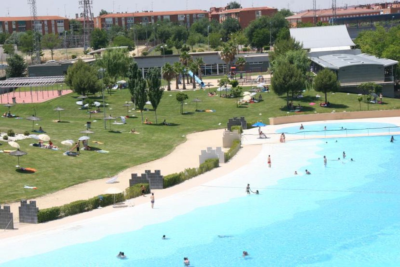 ¿Imaginas una playa en Parla? ¡Pues existe! Se trata de una recreación de una playa y aunque sea artificial, es una inmensa piscina de agua salada y rodeada de arena. Tendrás la opción de alquilar una sombrilla para pasar todo el día sin riesgos de quemaduras. La entrada depende de si estás empadronado o no en Parla. Para los vecinos de este municipio, cuesta 4 euros para los niños y 7,50 para los adultos. Para los que llegan de fuera, son 6,35 euros para los niños y 12,75 para los adultos.