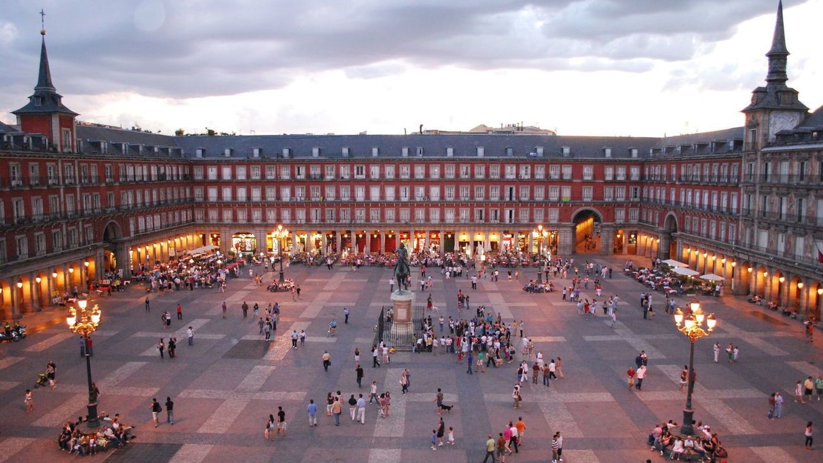 Reforma de la Plaza Mayor: los vecinos piden mayor control del turismo masivo