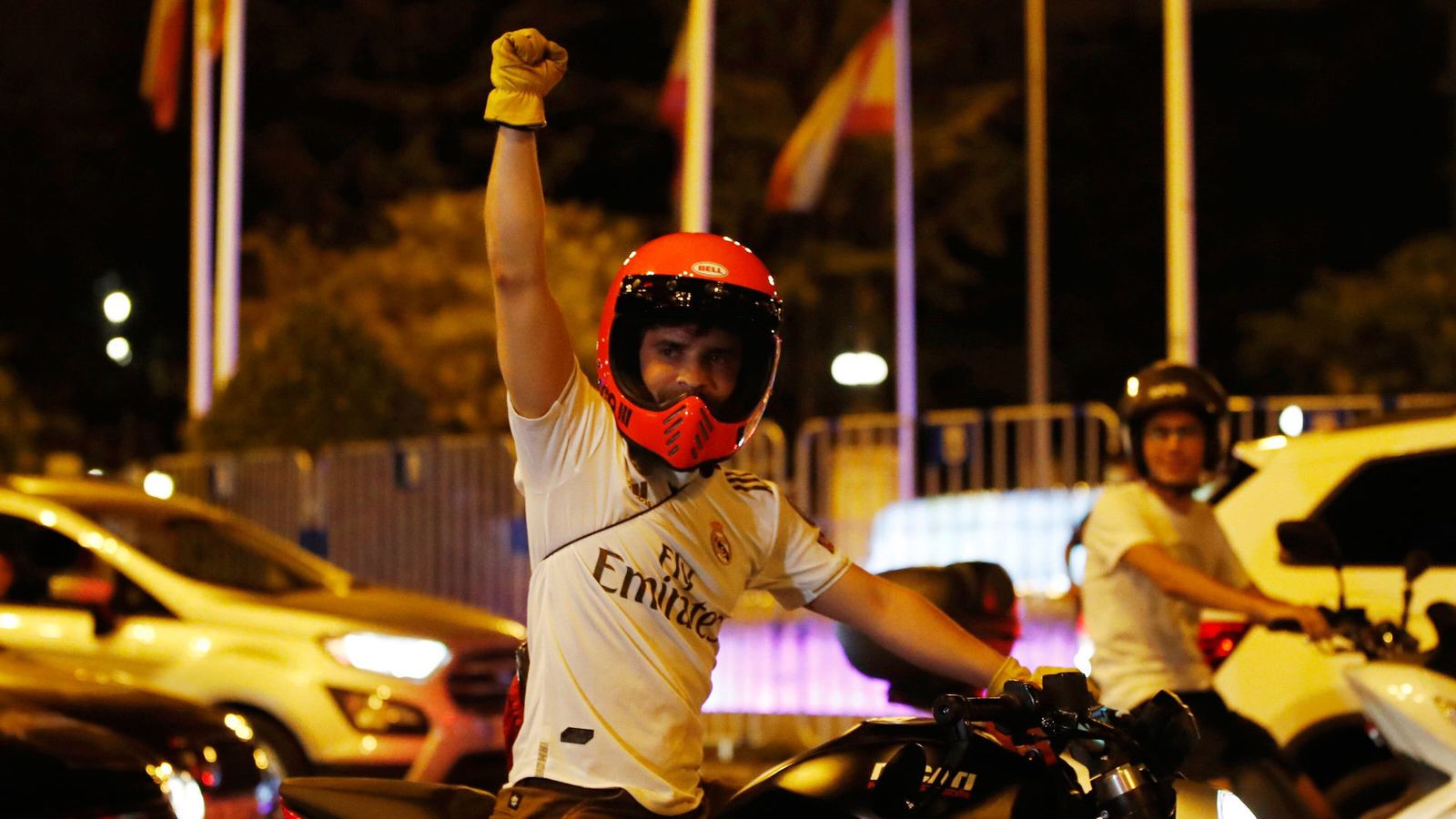 Aficionados del Real Madrid celebran la Liga número 34 en Cibeles, desde sus vehículos