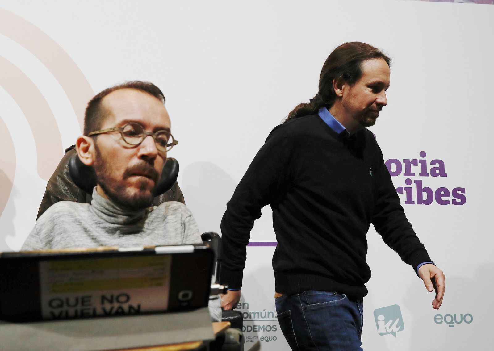 l candidato de Unidas Podemos, Pablo Iglesias (d), junto al secretario de Organización, Pablo Echenique