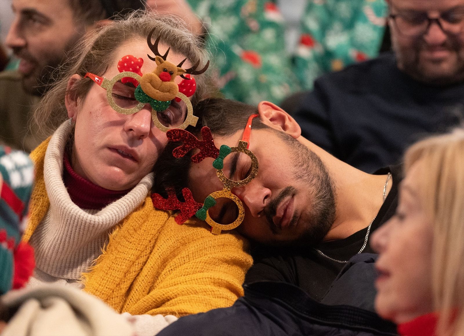 Varias personas dormidas durante la celebración del Sorteo Extraordinario de la Lotería de Navidad 2023