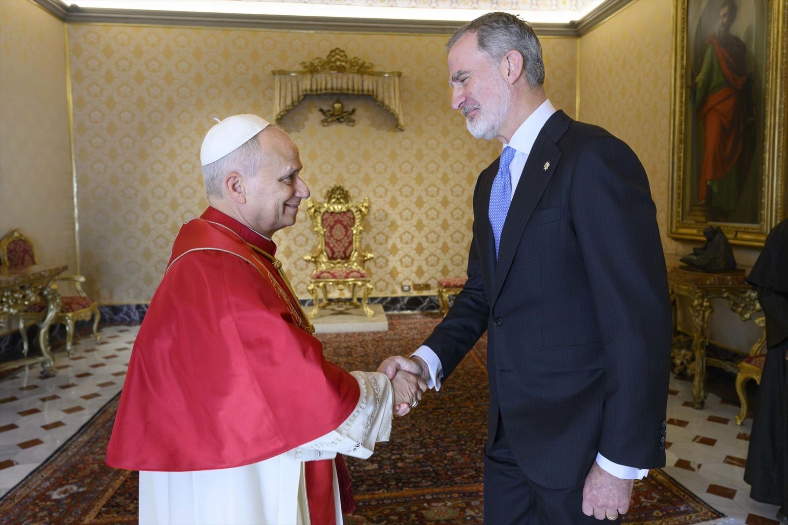 El Rey saluda al Papa en El Vaticano