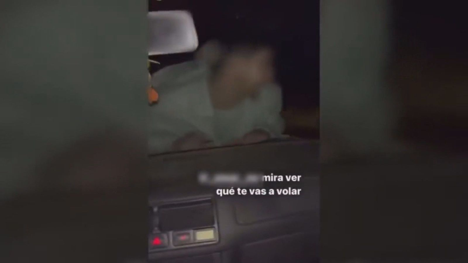 Se buscan: iban a 80 kilómetros por hora, de noche y uno de ellos subido en el capó