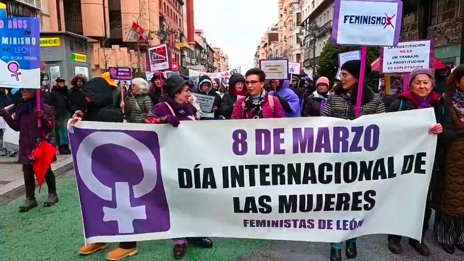 Marcha de la Comisión 8M por el Día de la Mujer, al grito de "Feministas antirracistas"