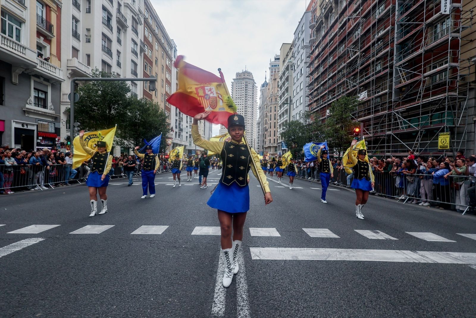 Fotogaleria: El desfile de la Hispanidad llena de color la Gran Vía