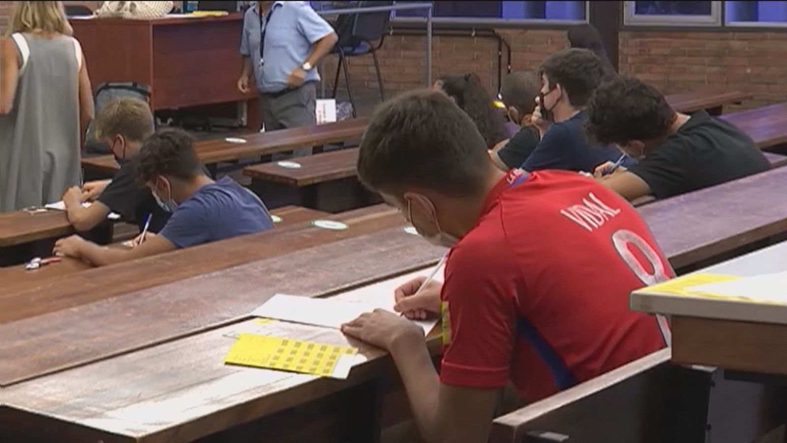 El Tribunal Superior de Cataluña prohíbe identificar a los alumnos de selectividad en castellano