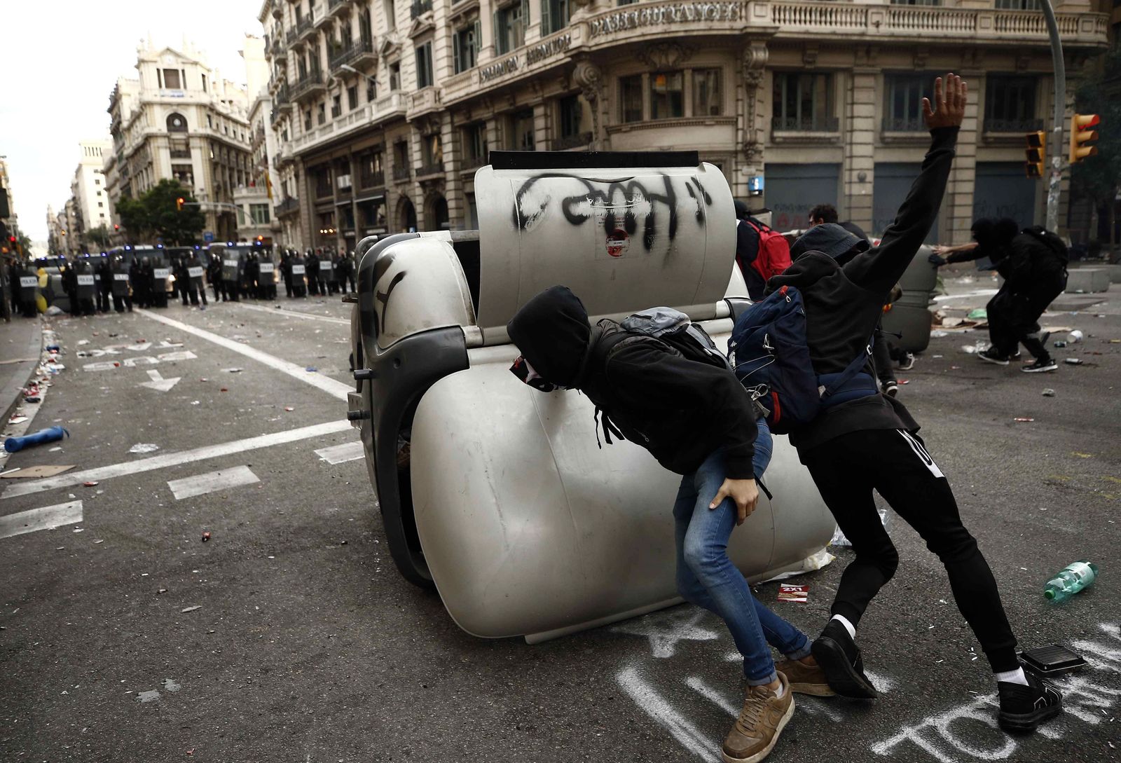 Nueva tarde de violencia en Barcelona, con varias barricadas y hogueras