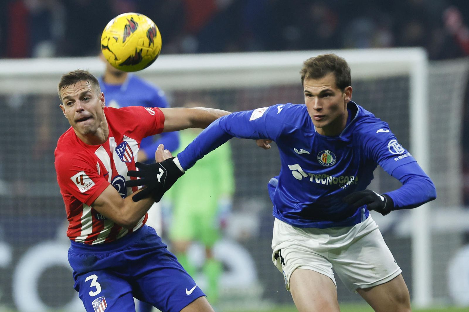 Azpilicueta y Latasa disputa el balón en el Atlético de Madrid - Getafe de Liga