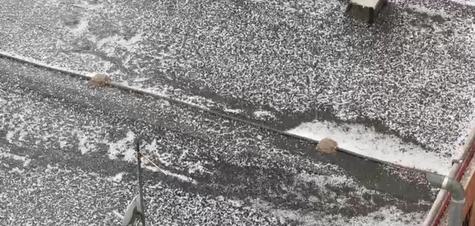 Granizo caído en una cubierta del barrio de Las Águilas, distrito de Latina