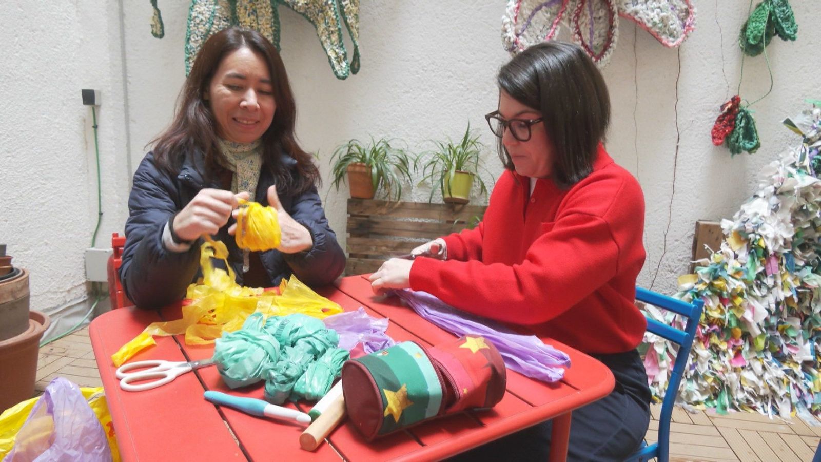Del supermercado al arte: Tania y Rita hacen ganchillo con bolsas de plástico para proteger el planeta