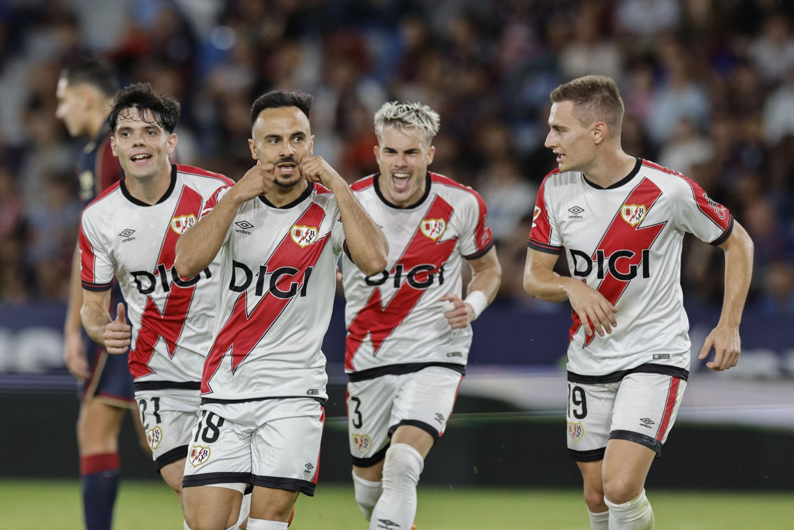Álvaro garcía celebra su gol ante el Levante