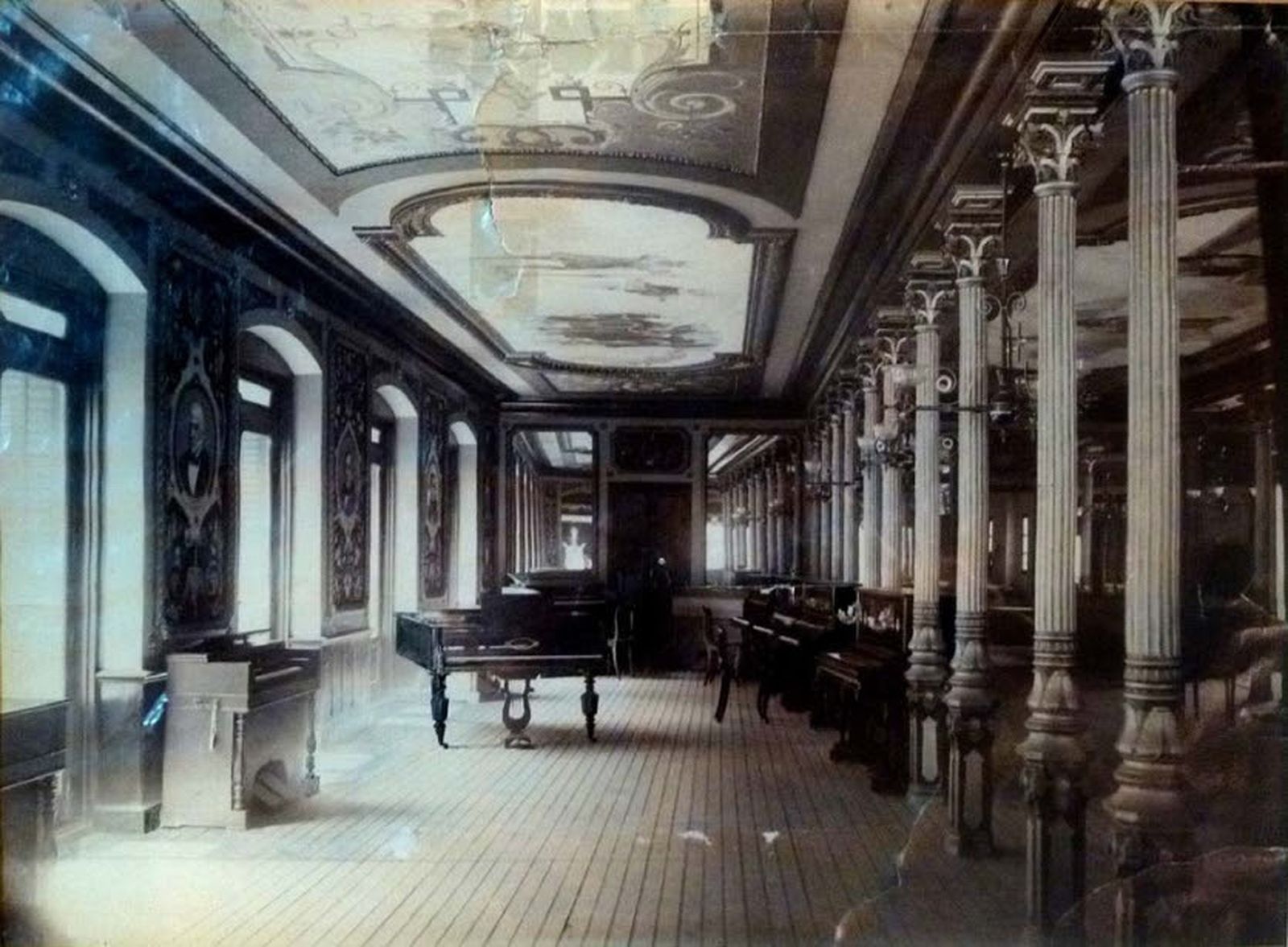 Una de las salas de Pianos Montano en una foto histórica