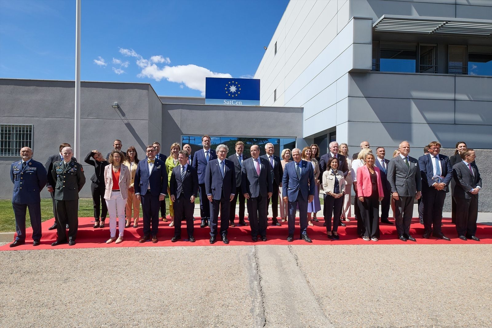 Los ministros de defensa de la UE visitan el Centro de Satélites de Torrejón
