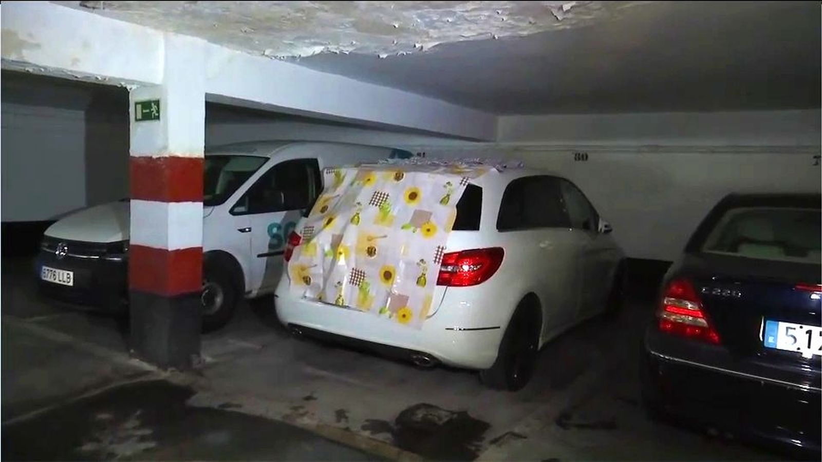 Goteras y roturas en un techo de un párking de Alcorcón